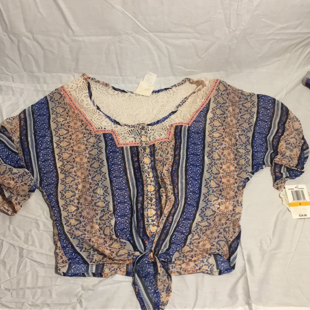 Small blouse with lace detail NWT